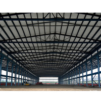 Structure en acier moderne pré-conçue à longue portée Grille préfabriquée Entrepôt et bâtiment d'usine avec panneaux sandwich isolés