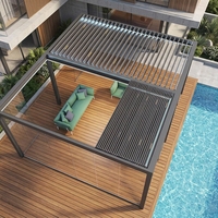 Pergola bioclimatique de luxe en aluminium Builite avec système de toit à lames motorisées rétractables et gouttières intégrées