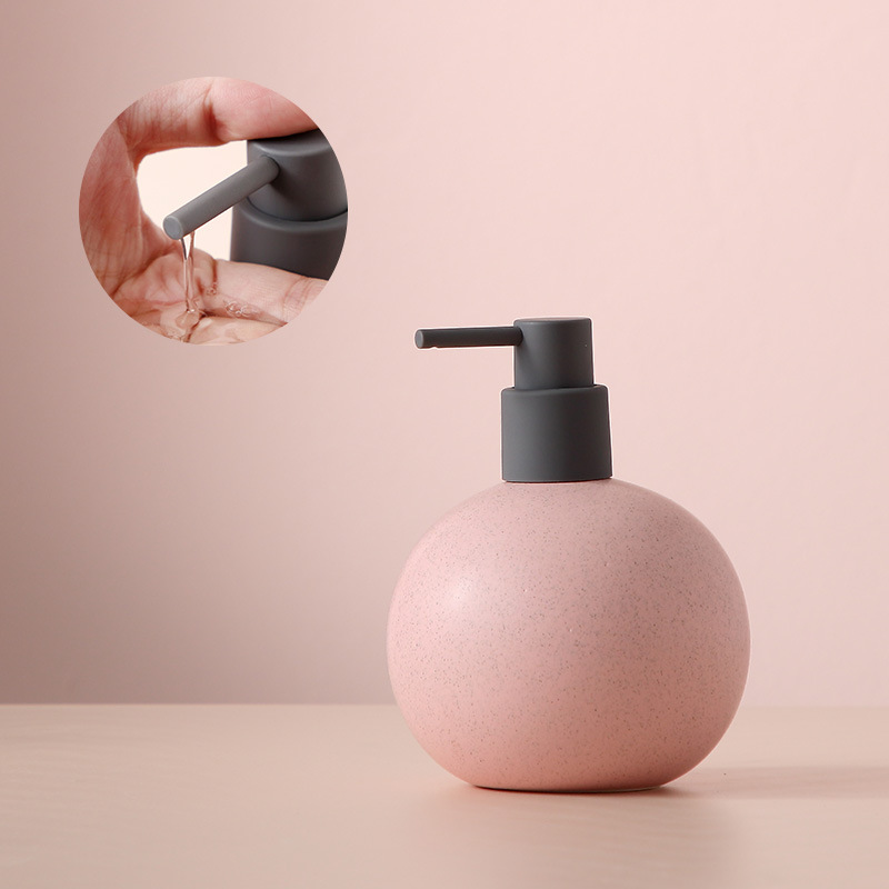 Tête de pompe rose lotion, à bille orientée vers le bas.
