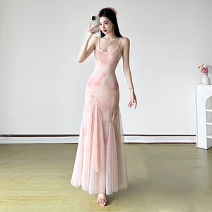 Vestido Largo Sexy de Malla Floral para Vacaciones, con Escote Profundo en V, Espalda Descubierta, Ajuste Ceñido y Tirantes Finos, Ideal para Fiestas y Vacaciones - Product Image 3
