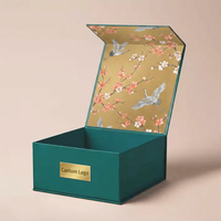 Boîte cadeau pliante en papier kraft rigide de luxe avec logo personnalisé, fermeture magnétique, gaufrage et doublure en éponge