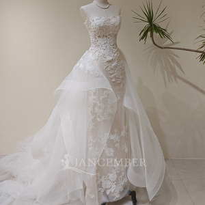 LY132 Robe de mariée sirène moderne et classique avec corset, dos lacé, appliques florales en cristal et décolleté cœur - Product Image 1