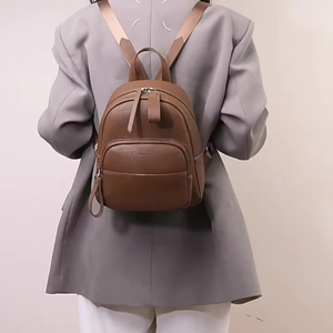 Mochila de lujo 100% de cuero genuino para mujer con superficie de grano suave y uso cómodo - Product Image 3