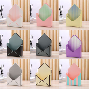 Boîte à fleurs en forme d'<span class=keywords><strong>enveloppe</strong></span> en matériaux recyclés de style coréen, pliable, grande, créative, panier-cadeau pour la fête des enseignants - Product Image 5