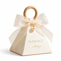 Boîte cadeau triangulaire personnalisée OEM ODM pour mariage avec ruban, poignée en bois et breloque perle – Vente en gros