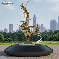 Sculpture abstraite moderne en acier inoxydable poli or, figures dynamiques en ascension, statue de parc extérieure forgée à la main