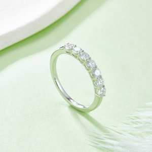 Anillo J&C Seven Star Row de Plata de Ley 925 con Baño de Oro Blanco y Diamante Cultivado en Laboratorio de 0.7ct Color D - Product Image 1