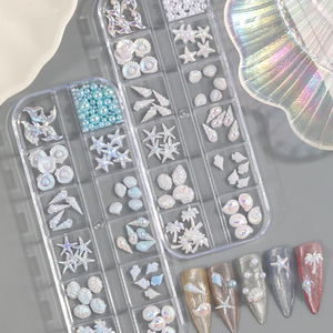 Boîte de 12 compartiments de breloques 3D en résine pour nail art, motifs coquillages marins d'été assortis, miniatures, pour décoration de vacances, vente en gros en vrac pour ongles - Product Image 1