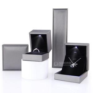 Cajas de Joyería de Piel Sintética PU Premium Personalizadas en Blanco y Gris, para Collares, Pulseras, Anillos y Pendientes, Venta al Por Mayor - Product Image 1