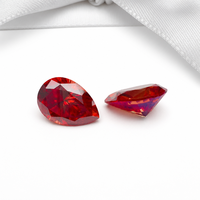 Moissanita suelta con forma de pera, recubierta de rojo, 0.5-3CT, con patrón de corazones y flechas, color Sangre de Pichón, certificada por GRA, venta al por mayor directa de fábrica para engaste.