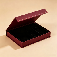 Boîte à bijoux magnétique à couvercle rabattable personnalisée en bordeaux avec insert en velours