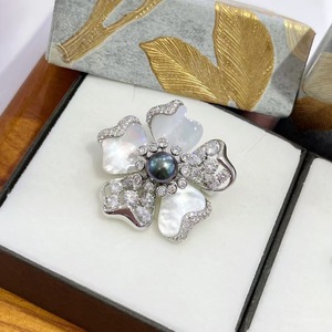 Broches en alliage de cuivre incrustées de perles de Tahiti de 9 mm, bijoux floraux ronds pour femmes, vente en gros - Product Image 3