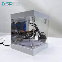 Boîte d'exposition LED pour figurines avec base rotative, fabriquée sur mesure en acrylique par l'usine DSP Vietnam.