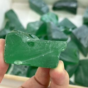 Pierre brute de tsavorite verte YAG créée en laboratoire, grenat synthétique d'yttrium et d'aluminium, matière première pour la fabrication de bijoux - Product Image 6