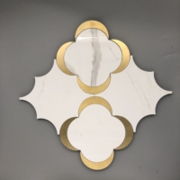 Mosaïque hexagonale en marbre blanc avec incrustation en laiton, mosaïque en parquet en acier inoxydable brossé doré pour mur intérieur