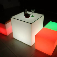 Entrée du seau à glace chinois, table et chaise de bar avec bande led