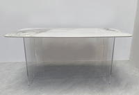 Table à manger rectangulaire moderne et minimaliste en pierre frittée avec pieds en acrylique transparent au design flottant pour salle à manger et cuisine