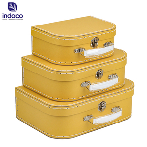Caja de Cartón con Asa para Regalo de Navidad para Niños, Diseño de Maleta, Impresa, Suministro de Fábrica, Color Amarillo - Product Image 2