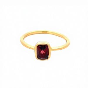 Anillo de boda clásico de oro macizo de 10K con diseño personalizado hecho a mano, engaste de bisel, granate y diamante de laboratorio VVS1 para mujer, estilo minimalista. - Product Image 2