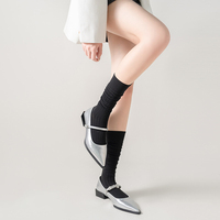 Chaussettes respirantes en coton noir et blanc pour le printemps et l'été, douces, anti-humidité, longues, mi-mollet, hauteur genou, unisexe, vente en gros