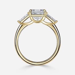 Anillo <span class=keywords><strong>de</strong></span> Compromiso con Tres Diamantes <span class=keywords><strong>de</strong></span> Laboratorio con Corte Esmeralda Trapezoidal <span class=keywords><strong>de</strong></span> 2CT, Oro Blanco Sólido <span class=keywords><strong>de</strong></span> 10K/14K/18K, Certificado IGI, Personalizado CVD/HPHT - Product Image 2