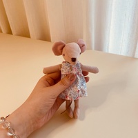 Peluche de souris en tissu style ferme avec robe à motifs floraux, décoration de maison de campagne, jouet souvenir pour chambre de petite fille