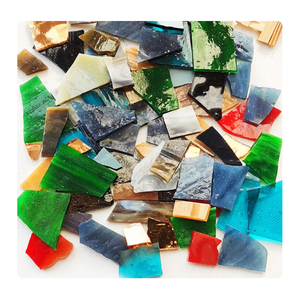 Vente en gros Assortiment de carreaux de mosaïque en mica Rebuts de vitraux transparents Formes variées en verre cathédrale Décoration intérieure - Product Image 1