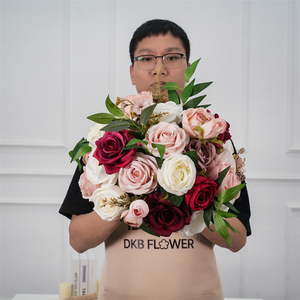 Boule de fleurs en soie personnalisée, rose et rouge, pour centre de table de mariage - Product Image 3