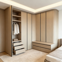 Armoire penderie moderne personnalisée en MDF sans poignées, avec plusieurs zones de suspension et design autoportant
