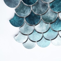 Carrelage artistique moderne personnalisé bleu paon à motifs écailles de poisson, design graphique pour murs intérieurs de villas, salles de bain, cuisines et salons