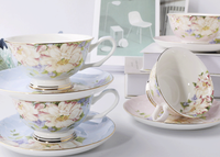 Elegantes Retro Britisches Hofstil Goldfolie Goldrand Bone China Überglasur Farbe Innenblumen Tee- und Kaffeetassen-Set mit Untertassen
