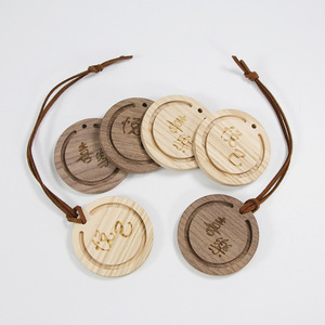Diffuseur en bois de style chinois personnalisable avec logo, pendentif rond en noyer, ornement suspendu d'aromathérapie, parfum naturel - Product Image 1