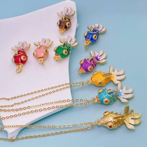 Pendentif <span class=keywords><strong>poisson</strong></span> <span class=keywords><strong>rouge</strong></span> coloré bricolage océan dessin animé gouttelettes 18K or <span class=keywords><strong>poisson</strong></span> pendentif collier en gros - Product Image 2