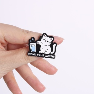 Pin de Esmalte de Gato Blanco Kawaii con Frase Divertida: Vino, Vi, Olvidé Qué Estaba Haciendo - Product Image 2