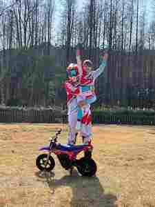 Moto tout-terrain RFN Kids SX-E250 et facile à conduire - Product Image 6