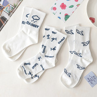 Les chaussettes blanches en pur coton absorbent la sueur et les chaussettes mi-longues respirantes pour le printemps et l'automne