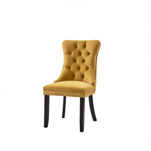 Chaise de salle à manger moderne en velours de la collection Db Nikki, avec pieds en bois massif et garniture cloutée - Product Image 1