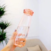 Bouteille d'eau pétillante en verre moderne faite à la main avec pierres précieuses infusées de cristaux, 400 ml, design multicolore avec pierres colorées, couvercle en plastique pour enfants