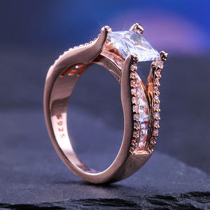 Anello Tono Rosa per Donne, Gioiello Elegante e Creativo Scintillante, Vendita all'Ingrosso - Product Image 1