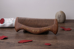 Pettine in Legno di Sandalo Nero e Dorato da 15 cm per Uomo e Donna, Antistatico, Massaggiante, Bestseller OEM - Product Image 5