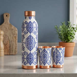 Juego de Botella y Tazas de Agua de Cobre Aisladas con Patrón Azul Mediterráneo y Detalles Ecológicos de Cobre - Product Image 1