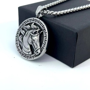 สร้อยคอผู้ชายสไตล์เรโทรคลาสสิค รูปโครงกระดูก ทำจากไทเทเนียมสตีล ลายท่าทางรักคุณ สไตล์สตรีทร็อค จี้รูปหัวกะโหลกแบบปรับแต่งได้ - Product Image 3