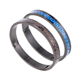 Pulsera de Fibra de Carbono y Acero de Titanio con Patrón Geométrico, Joyería de Moda Unisex, Diseño Envolvente con Incrustaciones en Negro, Azul y Rojo - Product Image 5