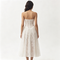 Robe de mariée élégante blanche sans bretelles en dentelle, style corset, coupe mi-longue, décolleté cœur, jupe trapèze, pour femme, idéale pour mariage d'été