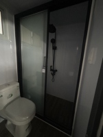 Systèmes de toilettes portables en acier écologiques et durables, avec porte de sécurité, installation facile, design moderne, unités chimiques mobiles sans eau