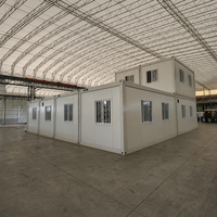Maison modulaire blanche à deux niveaux avec conteneur amovible et spacieux toit ouvert pour une vie urbaine moderne