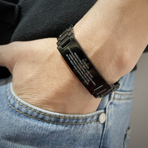 Brazalete de Acero Inoxidable Chapado en Oro PVD de 18k con Barra Grabada para Hombre |   Regalo de Cumpleaños Inspirador para Hijo de Papá y Mamá - Product Image 5