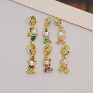 CZ8864 Pequeños y Mini Charms de Niña Sirena con Figura de Princesa, Chapados en Oro de 18k, con Circonitas Cúbicas y Micro Pavé, Estilo Cuentos de Hadas - Product Image 6