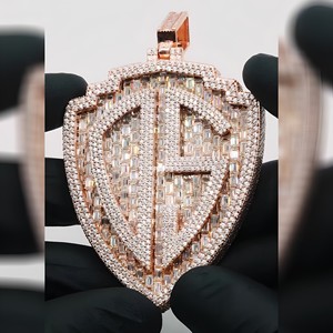 Pendentif Personnalisé en Forme de Bouclier avec Moissanite Ronde Baguette et Diamants en Argent Sterling 925, Bijoux Hip Hop Iced Out - Product Image 1