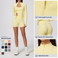 Ensemble de yoga respirant et ajusté 3 pièces : haut à manches longues, débardeur et short pour femme – Tenue de sport personnalisée pour la gym et l'entraînement